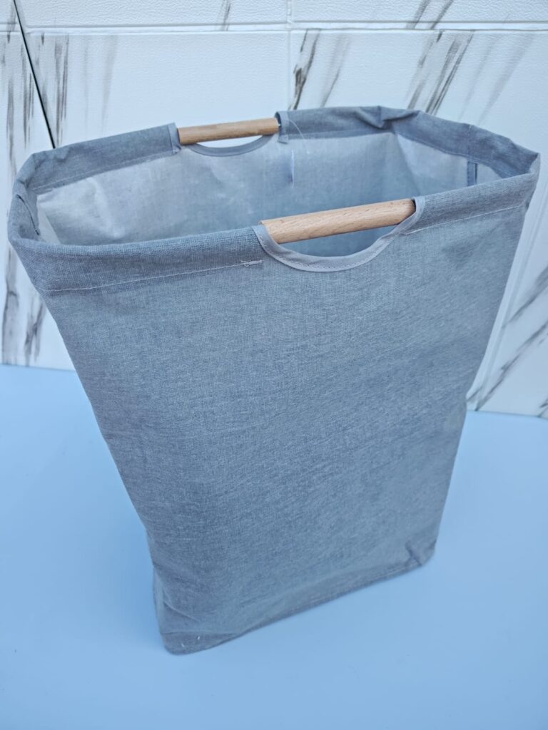 Canasto Para Ropa gris con manijas de madera